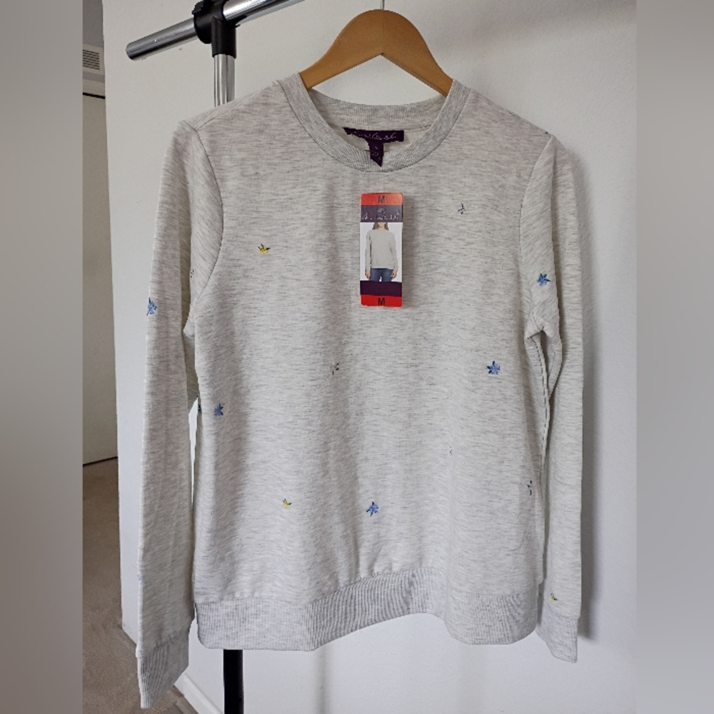 (NWT)Gloria Vanderbilt Ladies Embroidered Crewneck Longsleeve M